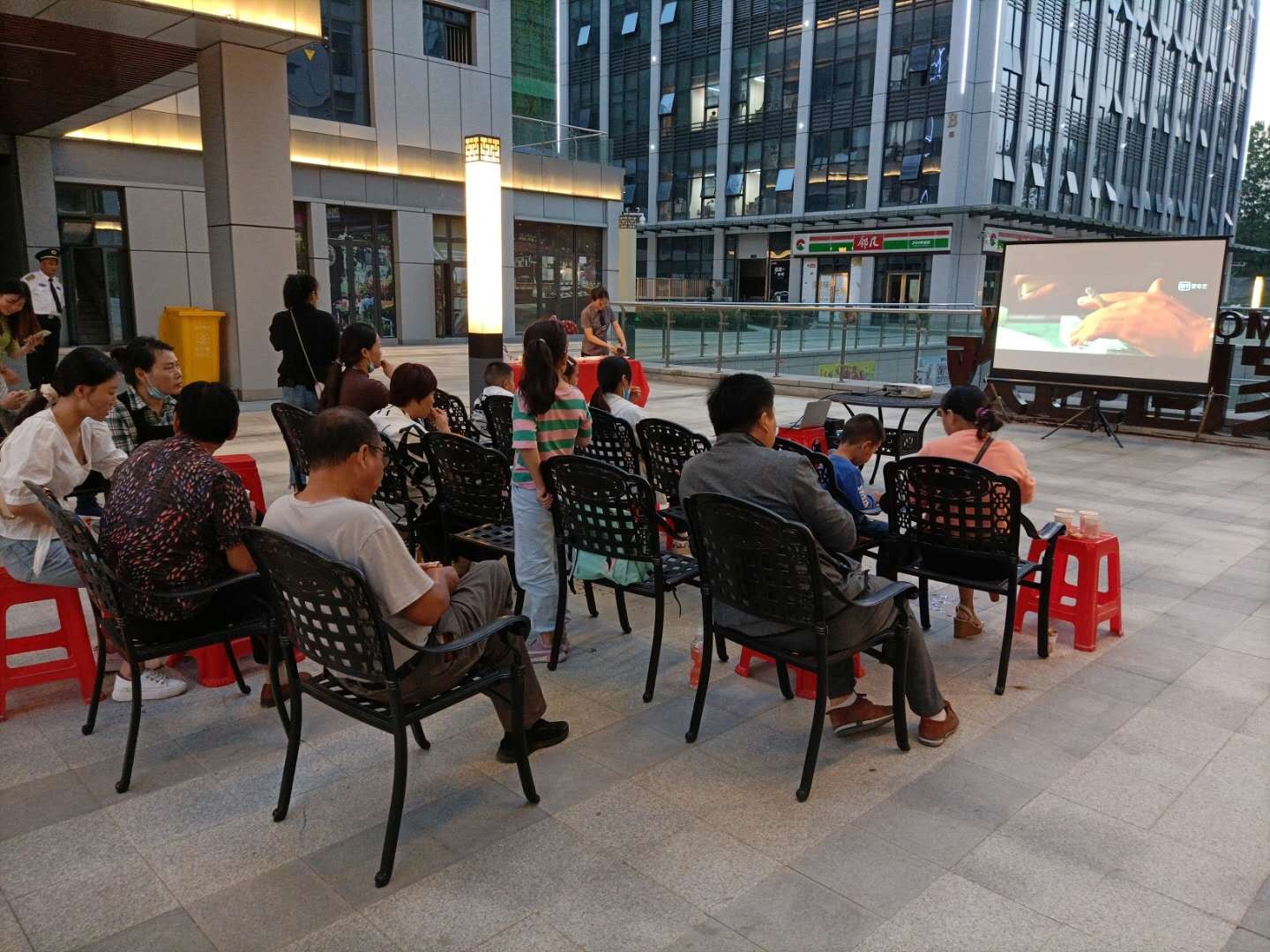 首屆“鼎鑫中心周末電影放影節(jié)” 溫情啟幕！