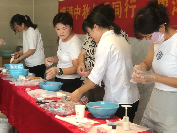 鼎鑫中心迎中秋：DIY月餅樂翻天，物業(yè)暖心添喜慶