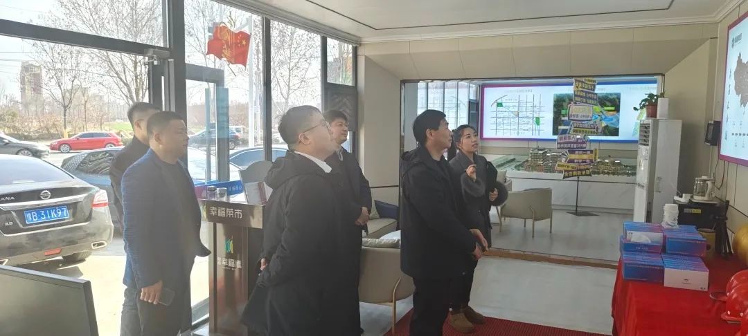 金融活水潤實體  共筑通許新未來——通許縣營商中心和中原銀行通許支行領(lǐng)導(dǎo)一行考察【鼎鑫?幸福滙】項目